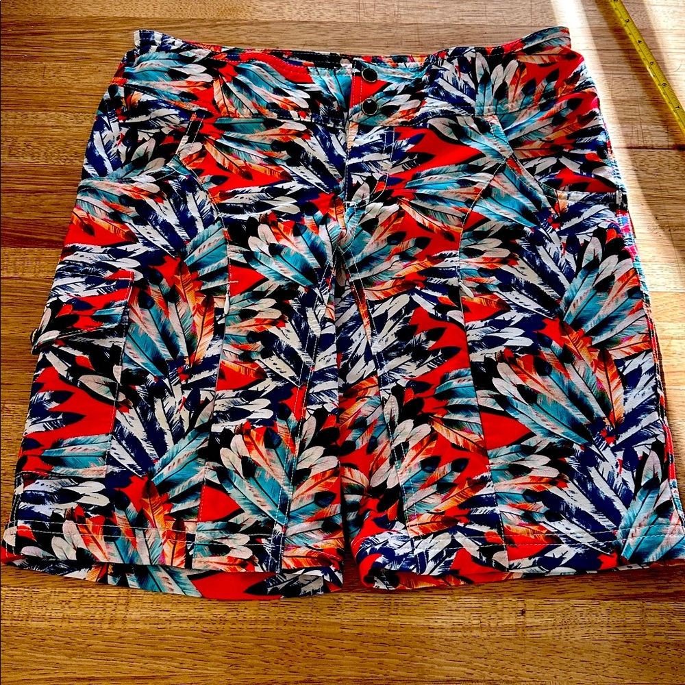 Shredly MTB Shorts with “Cargo” Pocket, Snap Waist, 4, Multicolored Feathers